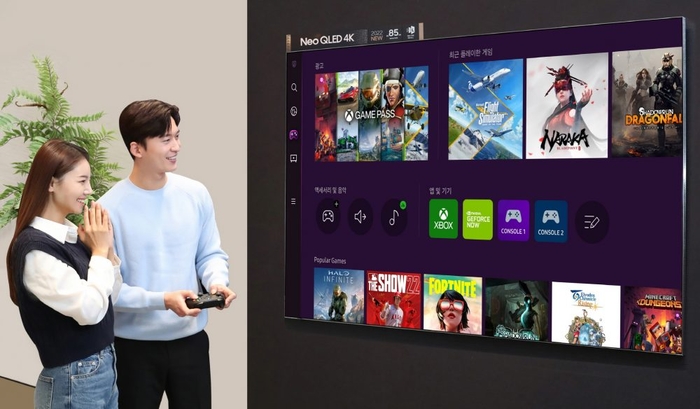 삼성전자 모델이 삼성 TV로 '게이밍 허브'를 이용하는 모습.