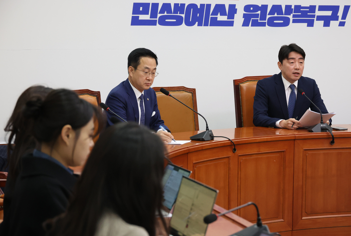 국회 예산결산특별위원회 야당 간사인 더불어민주당 강훈식 의원이 예산안 심사 경과 및 향후 심사방향에 대한 기자간담회를 하고 있다. 연합뉴스