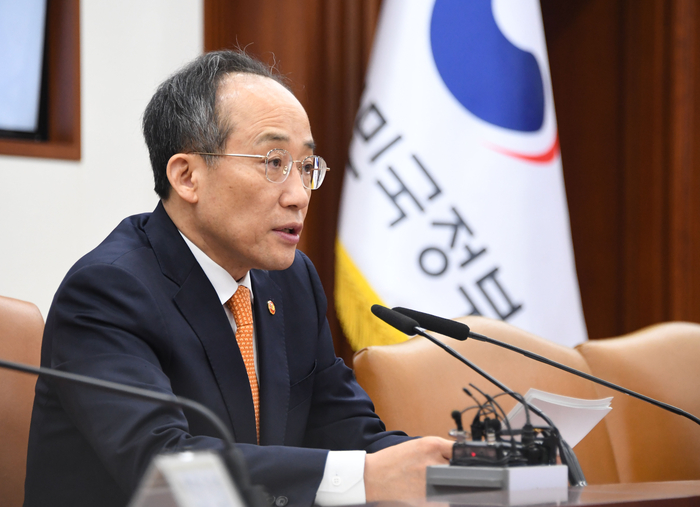 추경호 부총리 겸 기획재정부 장관이 27일 정부서울청사에서 열린 '비상경제장관회의 겸 수출투자대책회의'를 주재하고 있다.