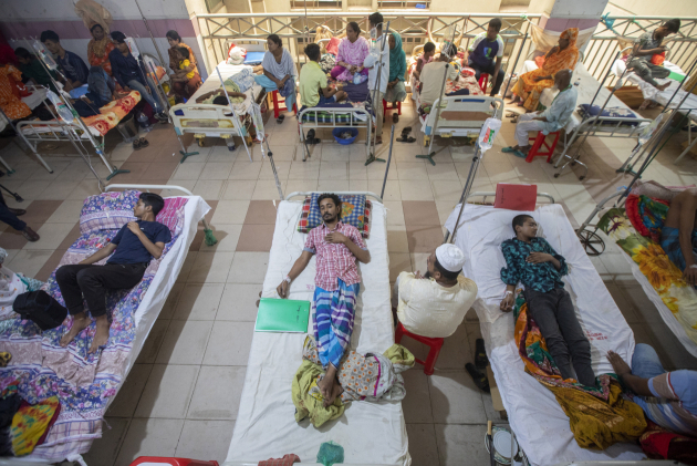 지난 8월 방글라데시 다카의 무그다 의과대학 및 병원에서 환자들이 뎅기열 치료를 받고 있는 모습. 사진=EPA연합뉴스
