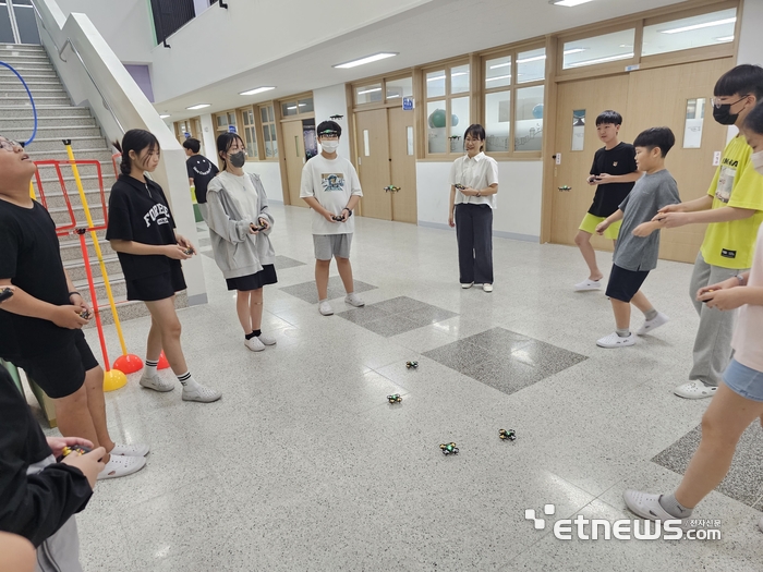 이티에듀가 제공하는 디지털새싹 캠프에 참여하는 학생들이 '구호물품 배달하는 코딩드론 히어로' 교육을 받고 있다.