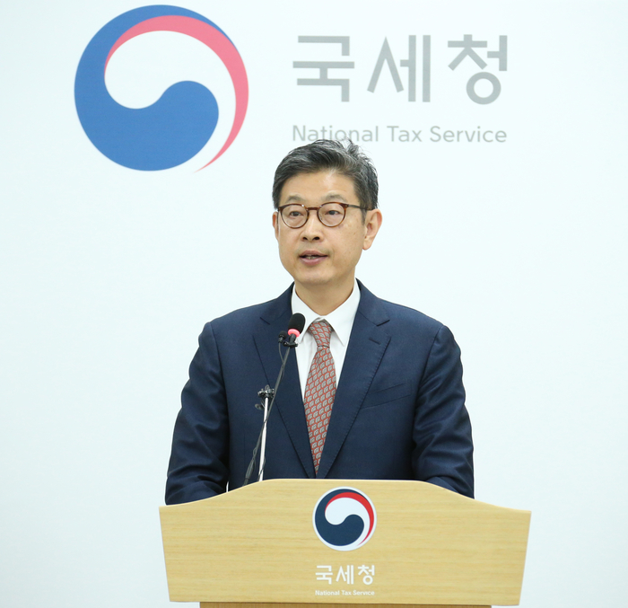 김동일 국세청 징세법무국장이 28일 정부세종청사에서 지능적 재산은닉 고액체납자 562명 집중 추적하고 있다고 말했다.