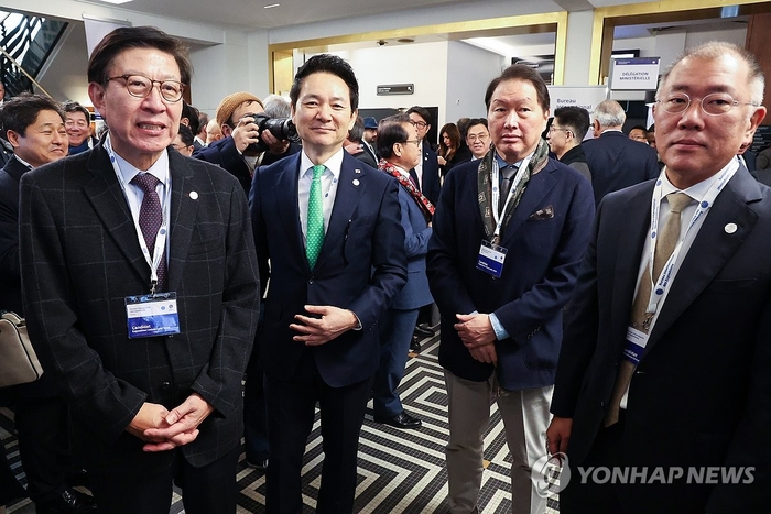 28일 오후(현지시간) 프랑스 파리 외곽 팔레 데 콩그레에서 열린 제173차 국제박람회기구(BIE) 총회에서 박형준 부산시장(왼쪽부터), 장성민 대통령실 미래전략기획관, 최태원 대한상의 회장, 정의선 현대차그룹회장이 입장을 기다리고 있다. 연합뉴스