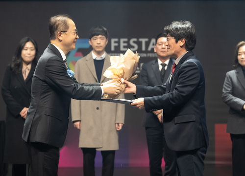 강동진 영남대 기계공학부 교수(오른쪽)이 산업통상자원부장관 표창을 받았다.