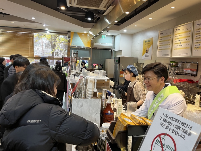 커피를 직접 나누어주는 권기목 서울남부지사장(제공:한국산업인력공단)