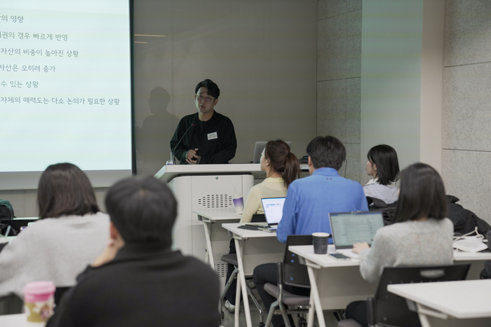 장원열 카카오벤처스 수석 심사역이 29일 서울 강남구 마루360에서 열린 KV 브라운백 미팅에서 올해 스타트업 투자 동향에 대해 발표하고 있다.(사진=카카오벤처스)