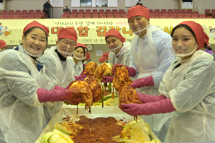 김길성(왼쪽 두 번째) 서울 중구청장과 오세훈(오른쪽 두 번째) 서울시장, 지상욱 (오른쪽 세 번째) 국민의힘 당협위원장이 지난 27일 중구 구민회관에서 열린 '국민대통합 김장 나눔 행사'에서 기념사진을 찍고 있다. 사진=중구