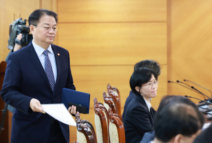 방기선 국무조정실장이 29일 정부서울청사에서 열린 행정전산망 장애 관련 후속 대책 점검회의에 참석해 자리로 향하고 있다. 연합뉴스