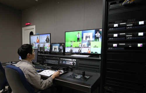 영진사이버대학교 스튜디오 조정실 콘텐츠 편집 장면