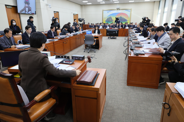 30일 국회에서 열린 정무위원회 전체회의에서 백혜련 위원장이 의사봉을 두드리고 있다. 연합뉴스