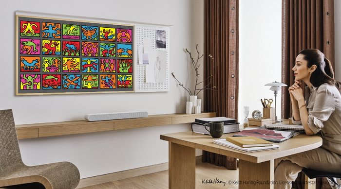 삼성전자 모델이 라이프스타일 TV '더 프레임'을 통해 20세기 아티스트 '키스 해링'의 작품을 감상하고 있다.