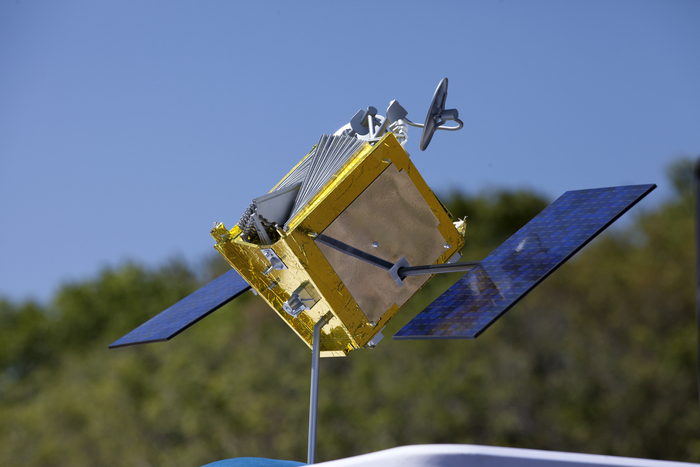 원웹의 우주 인터넷 위성 'KLS01-0007'의 모델. 출처: Flickr/NASA Kennedy