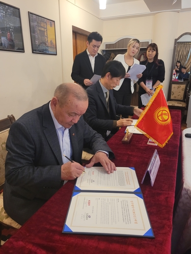 키르기스스탄 국제스마트폰영화제 조직위와 경북도 관계자가 상호협력협약을 맺었다.