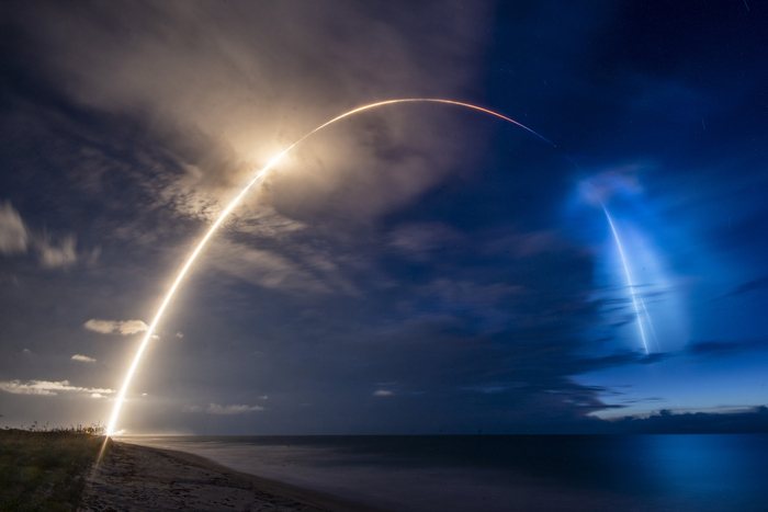 스페이스X의 우주 인터넷 위성 스타링크를 실은 로켓이 발사되는 모습. 출처: Flickr/SpaceX