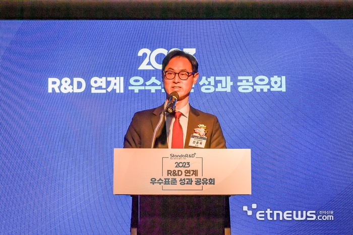진종욱 국가기술표준원 원장이 지난달 30일 인터컨티넨탈 서울 코엑스에서 열린 'R&D 연계 우수표준 성과 공유회'에서 축사를 했다.