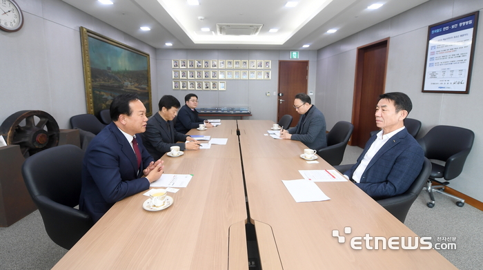 지난 1일 이권재 오산시장(왼쪽)과 한문희 한국철도공사 사장(오른쪽)이 간담회를 갖고 오산지역 철도 관련 주요 현안을 건의했다.