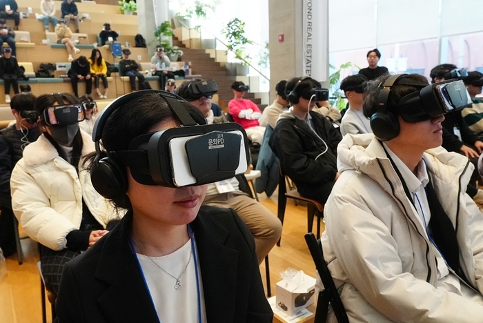 2023년 제21기 문화PD 해단식 및 영상제 우수영상 VR 시사 현장. 사진=한국문화정보원