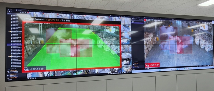 깨끗한나라 청주공장 방재센터에 적용된 인텔리빅스 인공지능(AI) 영상분석 기술로 감지된 스팀·연기 감지 화면(인텔리빅스 제공)