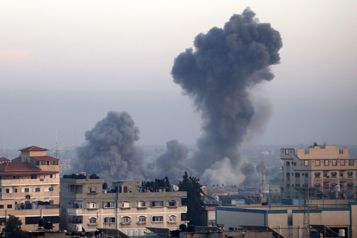 3일(현지시간) 팔레스타인 가자지구 남부 라파 지역에서 공습으로 인한 연기가 피어오르는 모습. 사진=UPI 연합뉴스