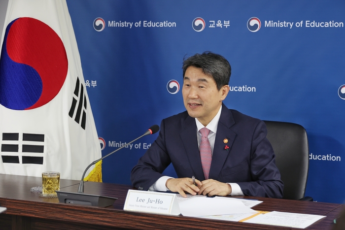 이주호 부총리 겸 교육부 장관이 5일 한국교육시설안전원에서 OECD의 PISA 2022 국제발표회에서 한국의 학업성취도 결과에 대해 발언하고 있다.[교육부 제공]