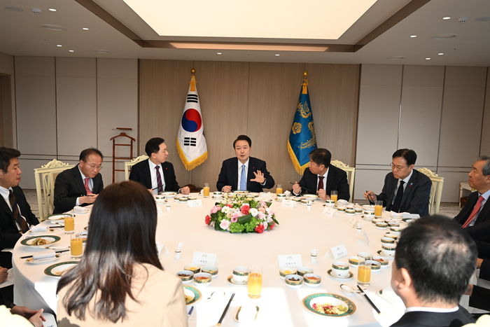 윤석열 대통령이 5일 국민의힘 지도부와 비공개 오찬 자리에서 인사말을 하고 있다.