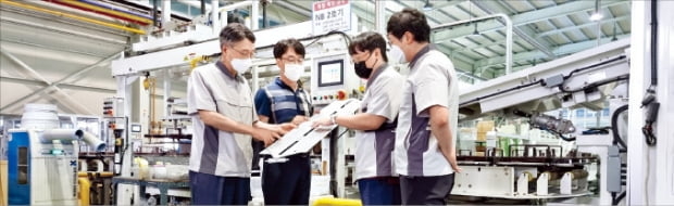 LT정밀 직원들이 전기차 부품을 살펴보고 있다.