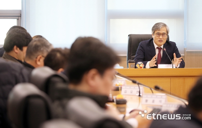 김진용 인천경제자유구역청장(오른쪽)이 최근 송도국제도시 G타워에서 열린 '인천경제자유구역(IFEZ) 교통대책 TF 제2차 회의'에서 인사말을 하고 있다.