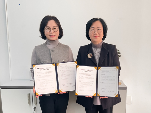 이숙민 익산시청소년성문화센터장(좌)와 원광디지털대학교 상담심리학과 김영혜 교수가 기념사진을 촬영하고 있다 사진=원광디지털대학교.