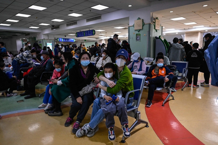 지난달 23일 중국 베이징의 한 어린이 병원에서 어린이와 부모들이 외래 환자 구역에 대기하고 있는 모습. 사진=AFP 연합뉴스