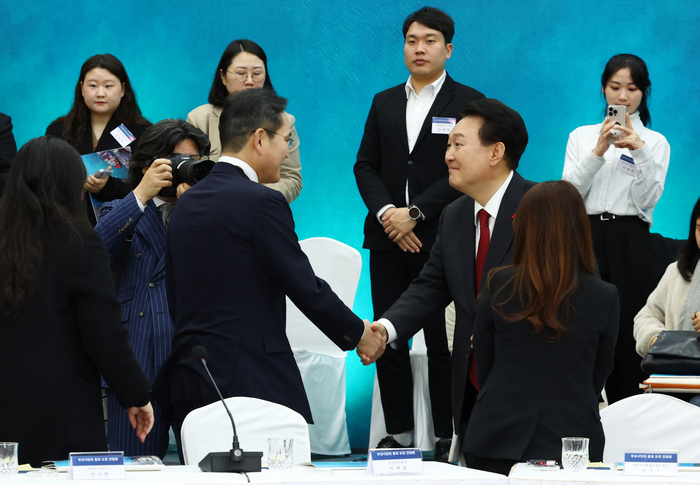 윤석열 대통령이 6일 부산항 국제전시컨벤션센터에서 열린 부산시민의 꿈과 도전 격려 간담회에서 이재용 삼성전자 회장과 악수하고 있다. 연합뉴스