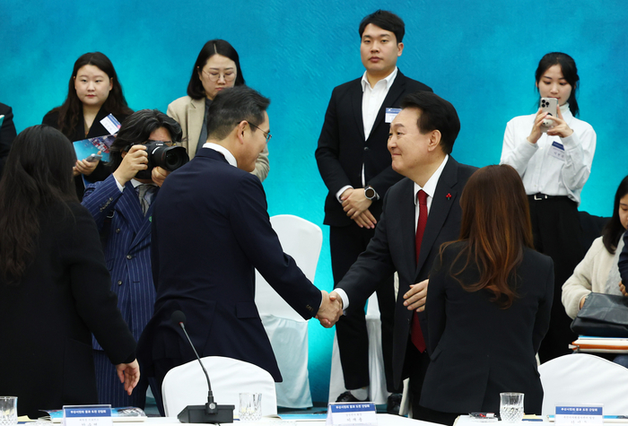 윤석열 대통령이 6일 부산항 국제전시컨벤션센터에서 열린 부산시민의 꿈과 도전 격려 간담회에서 이재용 삼성전자 회장과 악수하고 있다. 연합뉴스