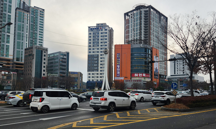 6일 오후 울산시 남구와 울주군 일대에서 발생한 정전으로 공업탑 일대 신호등이 꺼져 차들이 서행하고 있다. 이날 옥동변전소 변압기 문제로 남구와 울주군 일부 지역이 정전됐다. 〈자료 연합뉴스〉