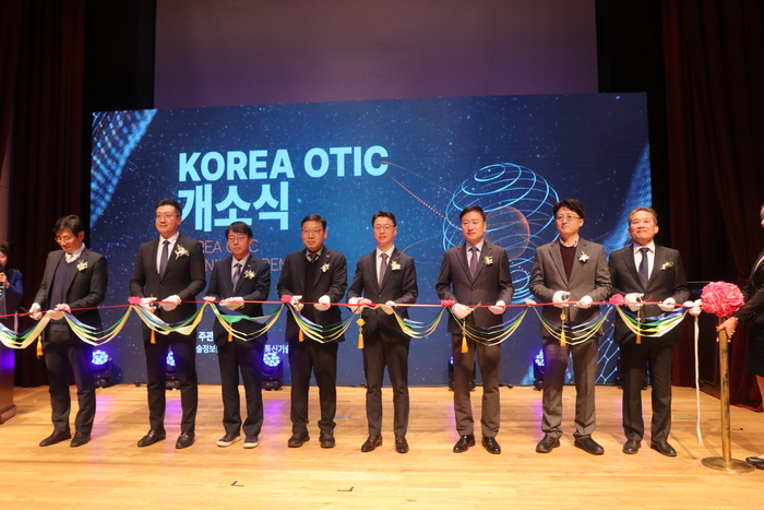 Korea OTIC(Open Testing and Integration Centres) 주요 내빈이 개소를 축하하는 테이프 커팅식을 진행하고 있다.