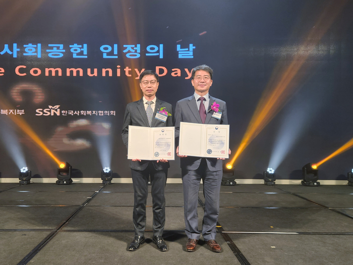 황호연 한국서부발전 군산발전본부장(왼쪽)과 정문용 한국서부발전 상생지원처장