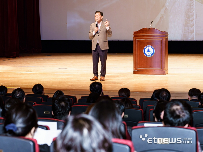 이재준 수원시장이 지난 7일 청소년문화센터 온누리아트홀에서 2024 수원미래교육협력지구' 사업설명회를 열고, 내년에 추진할 사업을 안내했다.