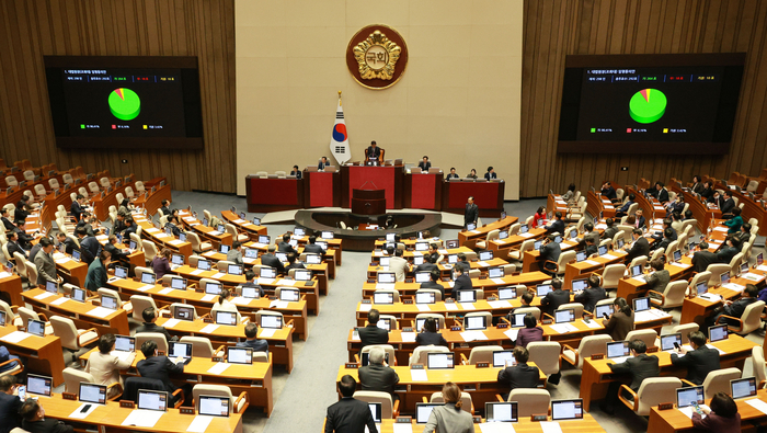 8일 국회 본회의에서 조희대 대법원장 임명동의안 가결이 선포되고 있다.