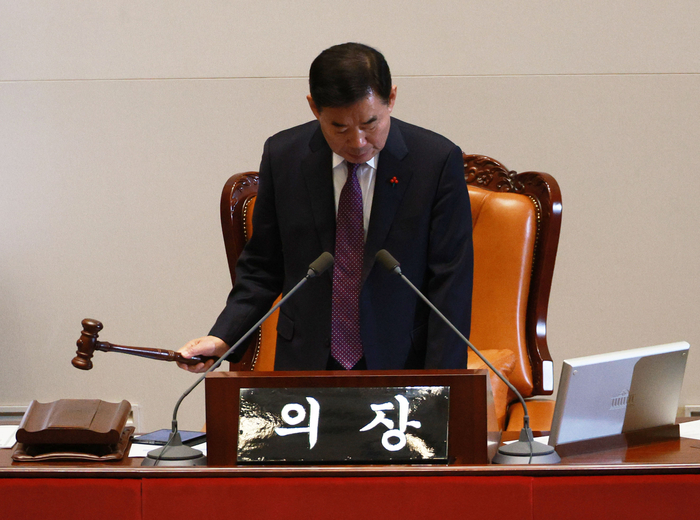 김진표 국회의장이 8일 국회 본회의에서 의사봉을 두드리고 있다.