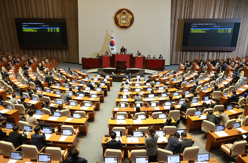 8일 국회에서 열린 본회의에서 재표결로 상정된 노조법 2·3조 개정안(노란봉투법)과 방송법·방송문화진흥회법·한국교육방송공사법 개정안(방송3법)이 부결되고 있다.