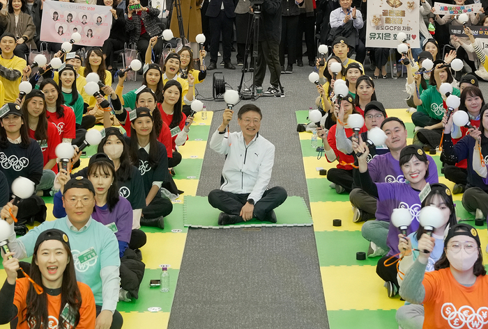 하나은행은 지난 8일 오후 하나금융그룹 명동사옥 4층 대강당에서 전국 외국환 우수직원들이 참여하는 외국환 지식 경연대회인 '2023 외국환 골든벨 전국체전' 결선 행사를 개최했다. 이승열 행장(사진 가운데)이 대회에 참여한 직원들과 함께 응원 포즈를 취하고 있다.