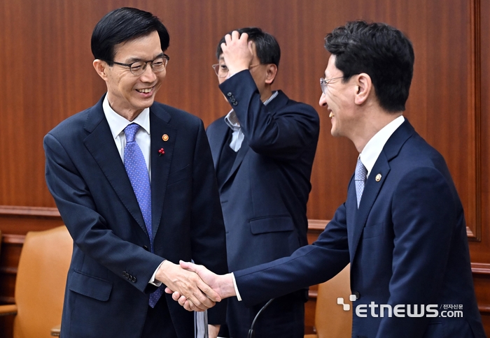 악수하는 방문규-김윤상