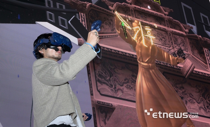 전자신문, 국가녹색기술연구소가 주최하는 '기후테크 솔루션데이 2024'가 '2050 탄소중립, 기후테크를 통한 해법을 제시하다'를 주제로 11일 서울 강남구 한국과학기술회관에서 열렸다. VR아티스트 염동균 착가가 드로잉 퍼포먼스를 하고 있다. 김민수기자 mskim@etnews.com