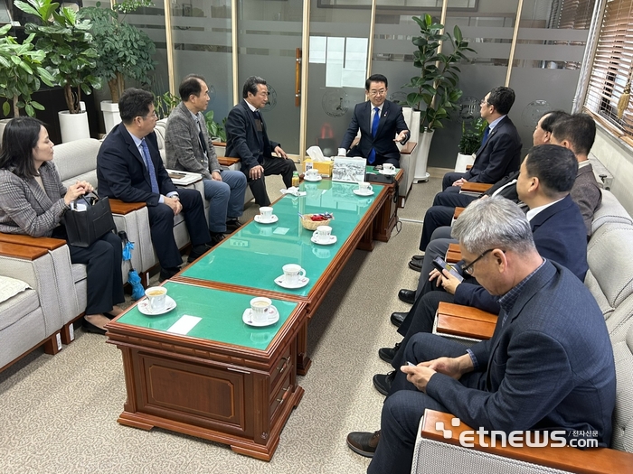 이용빈 더불어민주당 국회의원(가운데)이 11일 전남대 자연과학대학 2호관 자연대학장실에서 '2023년 농수축산업 빅데이터 분석 센터 구축 심포지엄' 참석자들과 간담회를 갖고 있다.