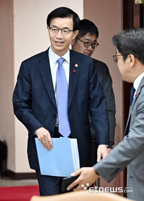 경제안보공급망 관계장관회의 참석하는 방문규 장관