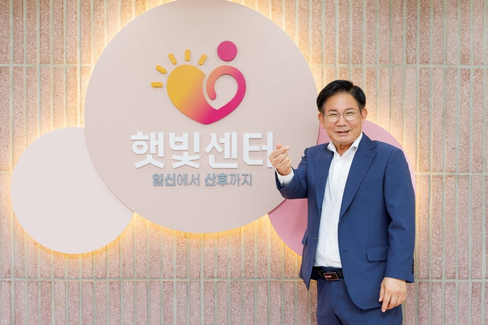 박강수 서울 마포구청장이 마포구보건소 2층에 조성된 햇빛센터에서 사진을 찍고 있다. 사진=마포구