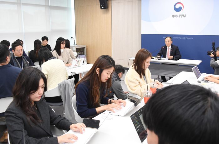 추경호 부총리 겸 기획재정부 장관이 12일 정부세종청사 기재부 기자실에서 열린 출입기자간담회에서 기자질문에 답변하고 있다.