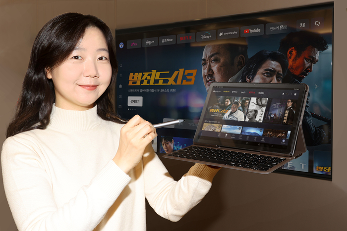 LG유플러스 직원이 U+tv 프리4 LE를 소개하고 있는 모습.