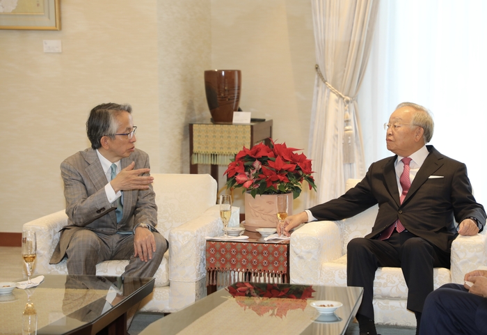 손경식 한국경영자총협회 회장(오른쪽) 과 아이보시 코이치 주한일본대사가 환담을 나누고 있다.