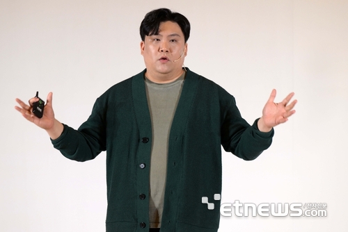 배달의민족 운영사 우아한형제들이 주최하는 '배민사장님페스타'가 12일 서울 강남구 코엑스에서 이틀 일정으로 열렸다. 이명훈 우아한형제들 영업교육지원팀장이 '스마트한 배달앱 마케팅 비법'을 주제로 발표하고 있다. 김민수기자 mskim@etnews.com