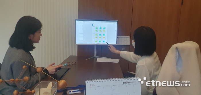 남지연 원장이 송혜영 기자에게 결과를 설명하고 있다.