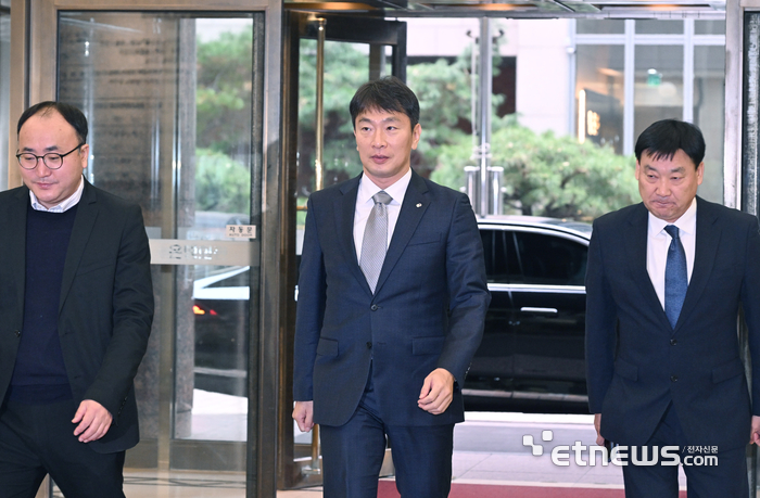 이복현 금융감독원장(사진 중앙)이 12일 서울 중구 은행연합회에서 비공개로 열린 은행지주 이사회 의장 간담회에 참석하고 있다. 박지호기자 jihopress@etnews.com